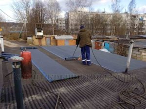 Мастер по ремонту крыши гаража. 