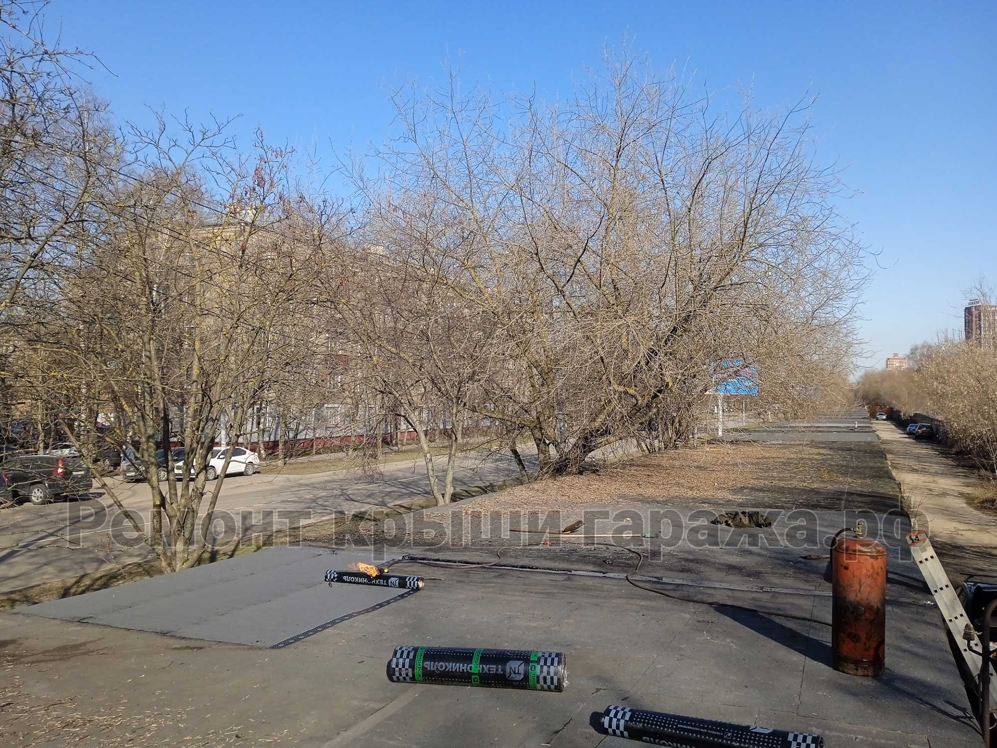 Наплавление рулонной мягкой кровли на крыши гаража